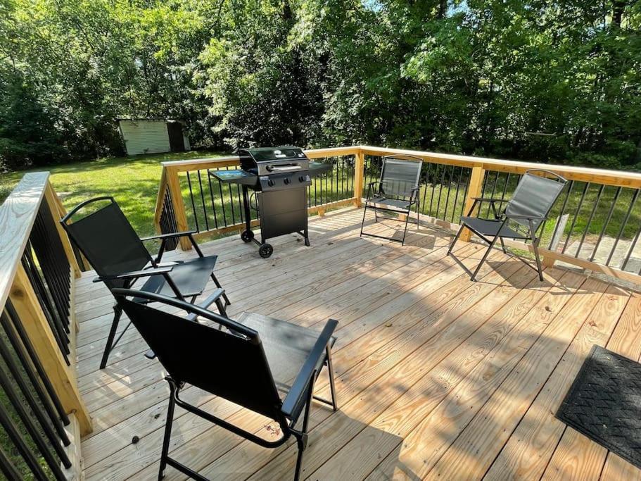 Cozy Home W/Deck & Fire Pit! Greensboro Exterior photo